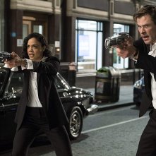 Men In Black International: Chris Hemsworth, Tessa Thompson in una scena d'azione