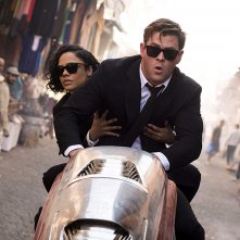 Men in Black International: Tessa Thompson e Chris Hemsworth in una foto del film