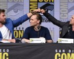 Chris Hemsworth e Tom Hiddleston dormono insieme nella foto di Mark Ruffalo