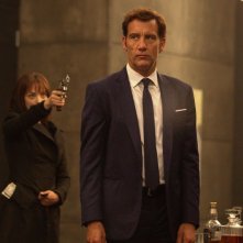 Amanda Seyfried e Clive Owen in una scena di Anon