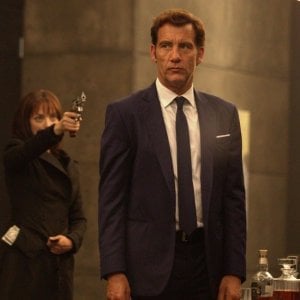 Amanda Seyfried e Clive Owen in una scena di Anon