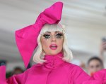 Lady Gaga attaccata dai troll russi per la fine dell'amore tra Bradley Cooper e Irina Shayk