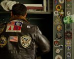 Top Gun: Maverick: il giubbotto di Tom Cruise modificato per la Cina?