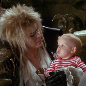 Labyrinth: David Bowie e il piccolo Toby Froud in una scena