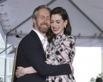 Anne Hathaway incinta del secondo figlio, su Instagram la prima foto col pancione