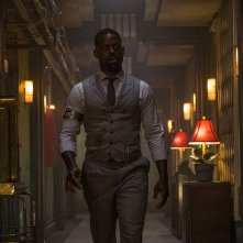 Hotel Artemis: Sterling K. Brown in una scena del film