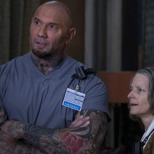 Hotel Artemis: Jodie Foster e Dave Bautista in  una scena del film
