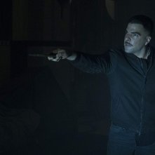 Hotel Artemis: Zachary Quinto in una scena del film