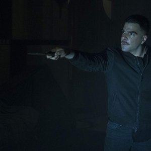 Hotel Artemis: Zachary Quinto in una scena del film