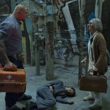 Hotel Artemis: Jodie Foster con Dave Bautista in una scena del film