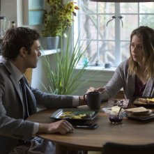 Isabelle - L'ultima evocazione: Adam Brody insieme ad Amanda Crew in una scena