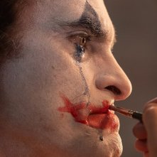 Joker: Joaquin Phoenix si trucca da clown