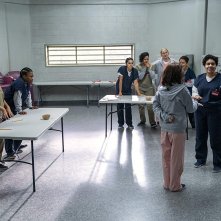 Orange Is the New Black: Taryn Manning, Besanya Santiago, Mike Cabellon, Daniella De Jesús, Phumzile Sitole in una scena della settima stagione