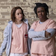 Orange Is the New Black: Taryn Manning, Uzo Aduba in una scena della settima stagione