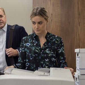 Orange Is the New Black: Bill Hoag, Taylor Schilling in una scena della settima stagione