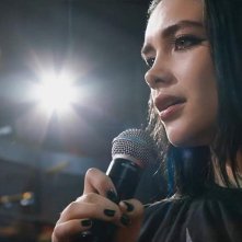 Una famiglia al tappeto: un primo piano di Florence Pugh