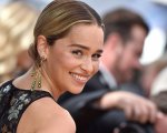 Emilia Clarke si rilassa sulle Dolomiti in Alto Adige dopo Il Trono di Spade (foto)