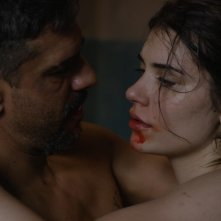 Sangue nella bocca: una scena con Eva De Dominici e Leonardo Sbaraglia