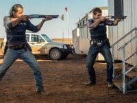 Goldstone - Dove i mondi si scontrano, la recensione: un thriller nell'arido deserto australiano