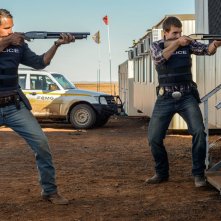 Goldstone - Dove i mondi si scontrano: Alex Russell e Aaron Pedersen in una scena del film