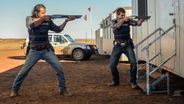 Goldstone - Dove i mondi si scontrano: Alex Russell e Aaron Pedersen in una scena del film