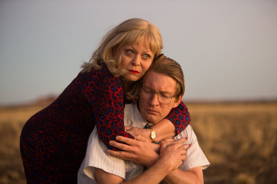 Goldstone - Dove i mondi si scontrano: Jacki Weaver e David Wenham in una scena del film