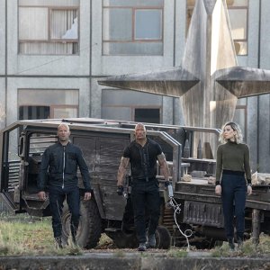 Fast & Furious - Hobbs &  Shaw: Jason Statham con Vanessa Kirby e  Dwayne Johnson in una scena