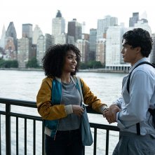 Il sole è anche una stella: una scena del film con Yara Shahidi, Charles Melton