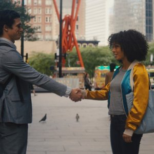 Il sole è anche una stella: Yara Shahidi con Charles Melton durante una scena