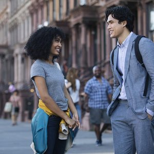 Il sole è anche una stella: Yara Shahidi, Charles Melton in  una scena del film