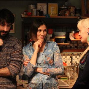 Genitori quasi perfetti: Anna Foglietta, Marina Rocco e Francesco Turbanti in una scena