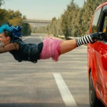 Charlotte Gabris in una scena di Una famiglia senza freni