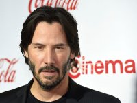 Keanu Reeves irriconoscibile sul set di Bill &amp; Ted 3: il look è... assurdo!