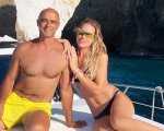 Ilary Blasi aiuta il paparazzo: lui è in difficoltà, lei lo accoglie sul suo yatch