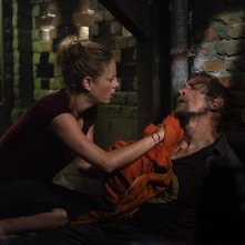 Crawl - Intrappolati: Kaya Scodelario e Barry Pepper in una scena del film