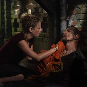 Crawl - Intrappolati: Kaya Scodelario e Barry Pepper in una scena del film