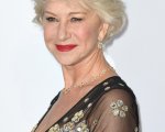 Helen Mirren in Salento: l'attrice fa le orecchiette in piazza