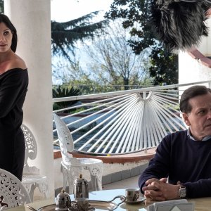 Il sindaco del rione Sanità: Daniela Ioia e Roberto De Francesco in  una scena del film