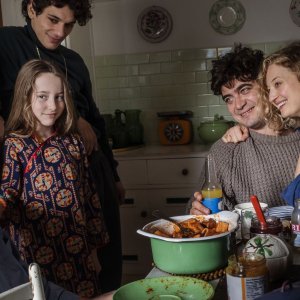 Magari: Oro De Commarque in un scena con Riccardo Scamarcio e Alba Rohrwacher