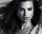 Emily Ratajkowski con i peli sotto le ascelle: 'A volte mi sento più sexy così' (foto)