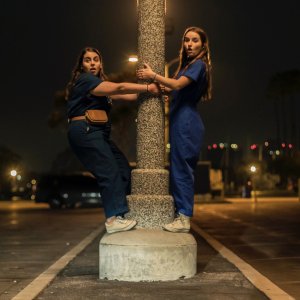 La rivincita delle sfigate: Beanie Feldstein, Kaitlyn Dever in una scena del film