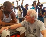 Richard Gere a Lampedusa: porta cibo e acqua ai migranti sulla Open Arms