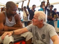 Richard Gere a Lampedusa: porta cibo e acqua ai migranti sulla Open Arms