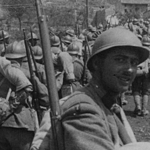 Scherza con i fanti: un'immagine del film