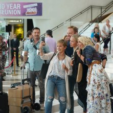 BH90210: la gang in una scena della serie