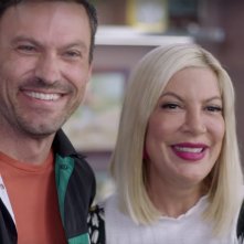 BH90210: Tori Spelling e Brian Austin Green in  una scena della serie