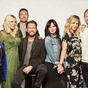 BH90210: Jason Priestley, Shannen Doherty, Jennie Garth, Tori Spelling, Brian Austin Green, Ian Ziering, Gabrielle Carteris in un'immagine promozionale