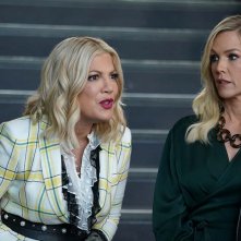 BH90210: Jeanni Garth e Tori Spelling in una scena della serie