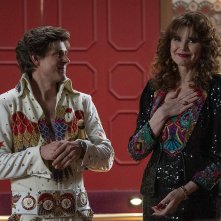 Glow: Geena Davis, Chris Lowell in un'immagine della terza stagione