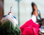 Joker: Folie à Deux, Arthur Fleck inseguito da altri due Joker nei video dal set, follia o Multiverso?